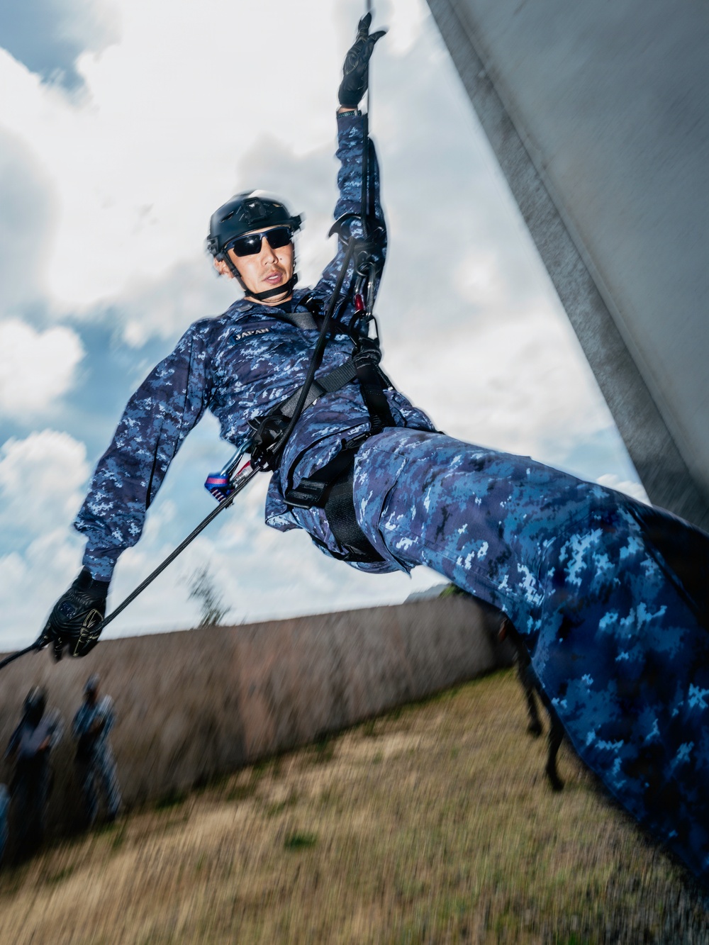 Multinational EOD technicians conduct HRST training during RIMPAC 26