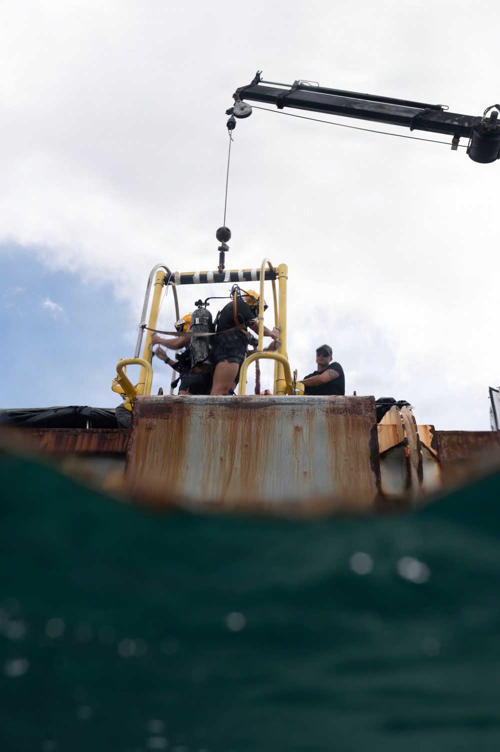 U.S. Navy, Royal New Zealand Navy, Royal Canadian Navy, Peruvian Navy, Mexican Navy Divers conduct familiarization dives during RIMPAC 2026