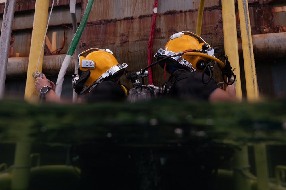 U.S. Navy, Royal New Zealand Navy, Royal Canadian Navy, Peruvian Navy, Mexican Navy Divers conduct familiarization dives during RIMPAC 2026