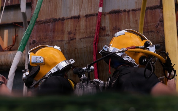 U.S. Navy, Royal New Zealand Navy, Royal Canadian Navy, Peruvian Navy, Mexican Navy Divers conduct familiarization dives during RIMPAC 2026