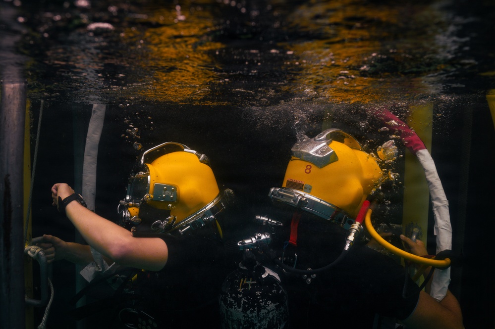 U.S. Navy, Royal New Zealand Navy, Royal Canadian Navy, Peruvian Navy, Mexican Navy Divers conduct familiarization dives during RIMPAC 2026