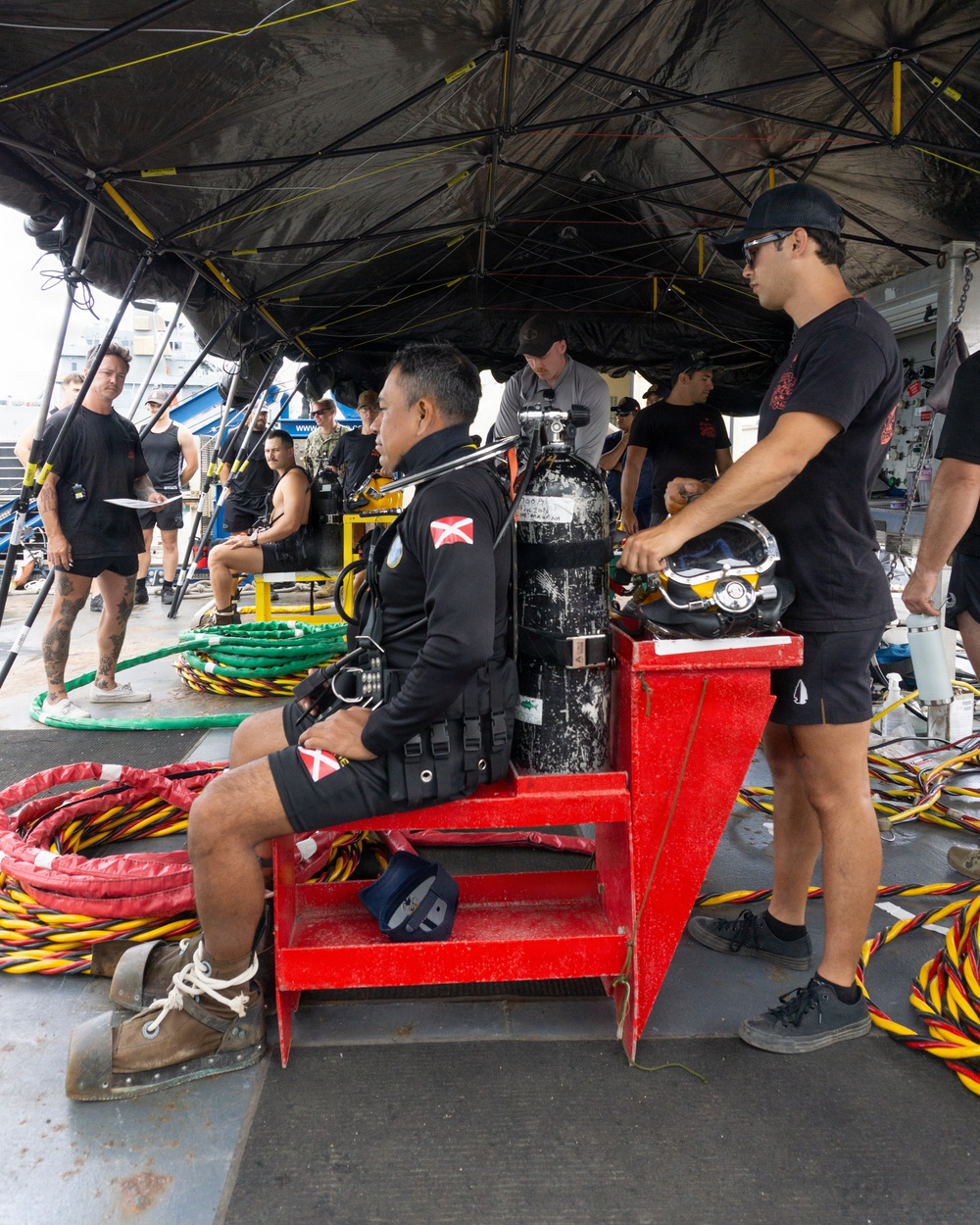 U.S. Navy, Royal New Zealand Navy, Royal Canadian Navy, Peruvian Navy, Mexican Navy Divers conduct familiarization dives during RIMPAC 2026