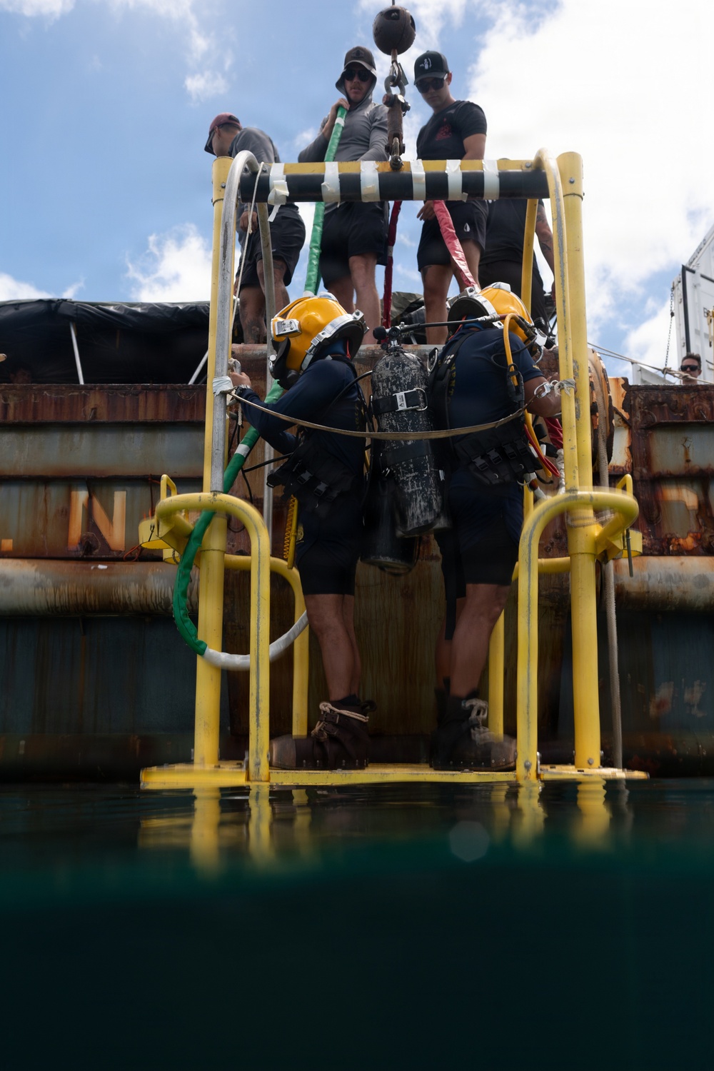 U.S. Navy, Royal New Zealand Navy, Royal Canadian Navy, Peruvian Navy, Mexican Navy Divers conduct familiarization dives during RIMPAC 2026