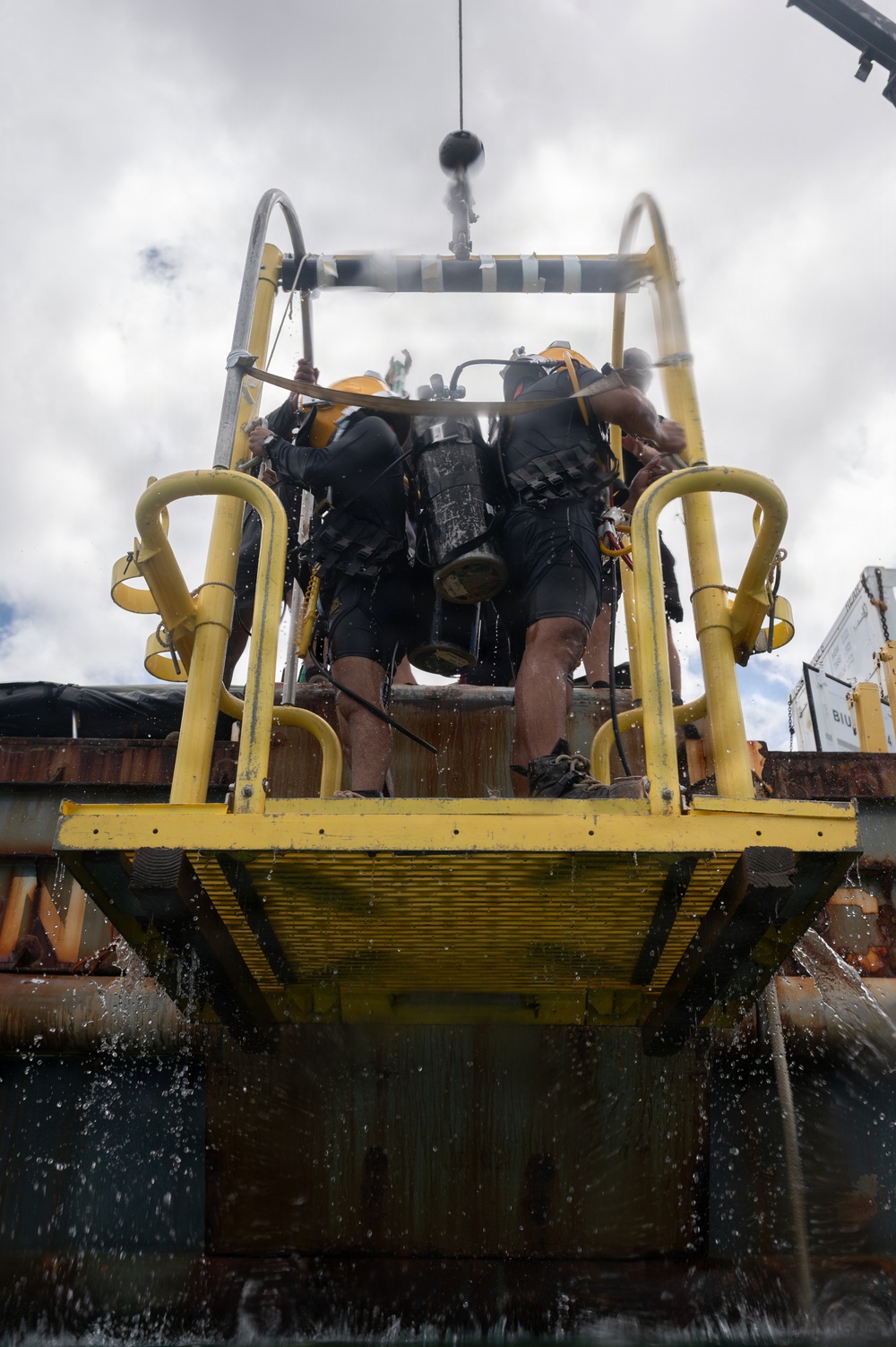 U.S. Navy, Royal New Zealand Navy, Royal Canadian Navy, Peruvian Navy, Mexican Navy Divers conduct familiarization dives during RIMPAC 2026