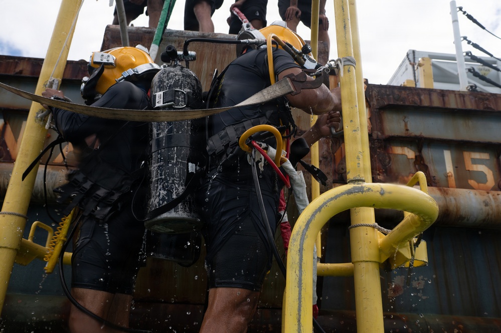 U.S. Navy, Royal New Zealand Navy, Royal Canadian Navy, Peruvian Navy, Mexican Navy divers conduct familiarization dives during RIMPAC 2026