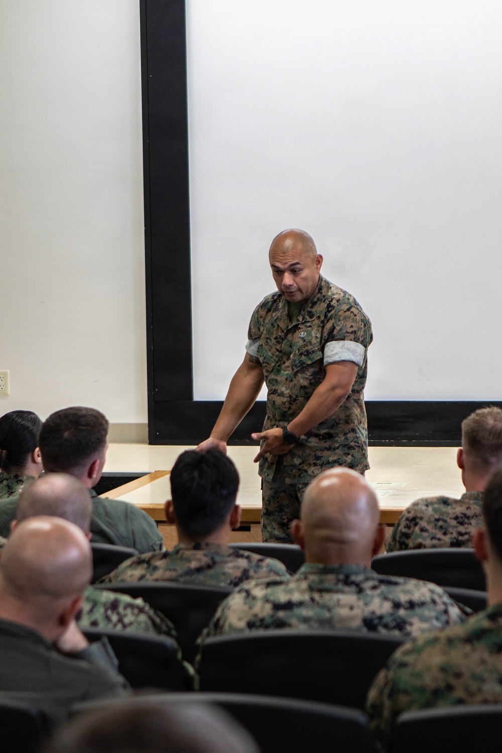 MCIPAC Sgt. Maj. Speaks with MCAS Iwakuni Marines and Sailors