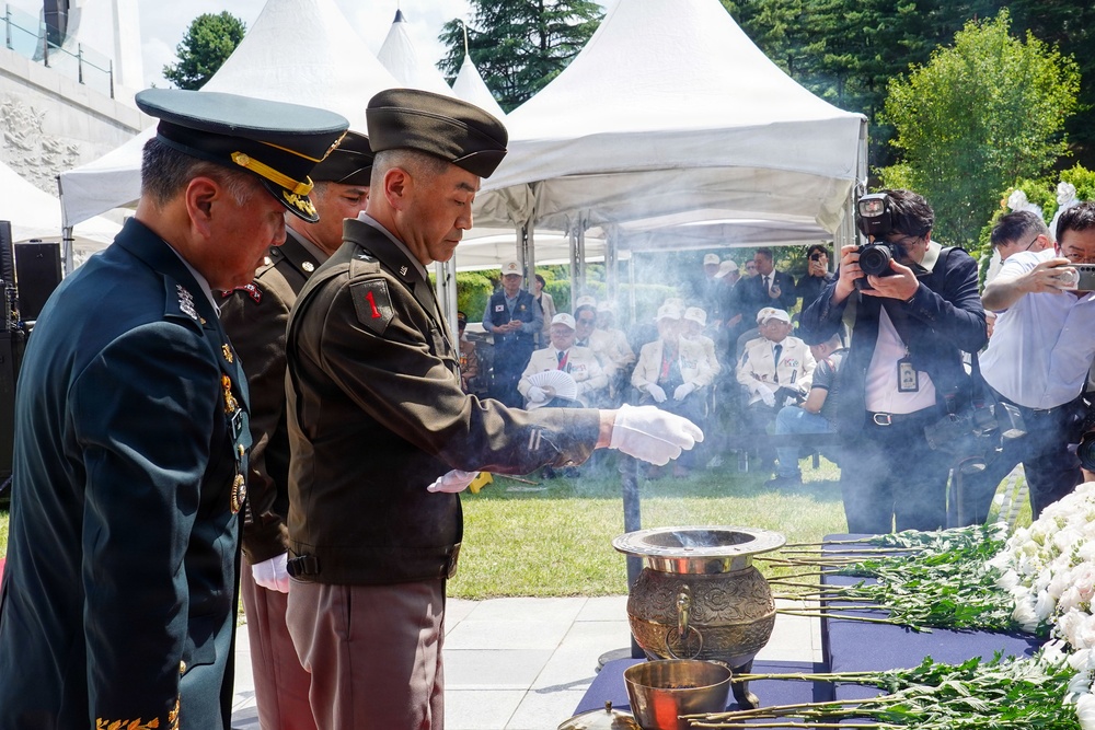 Incense offered in Paik’s memory