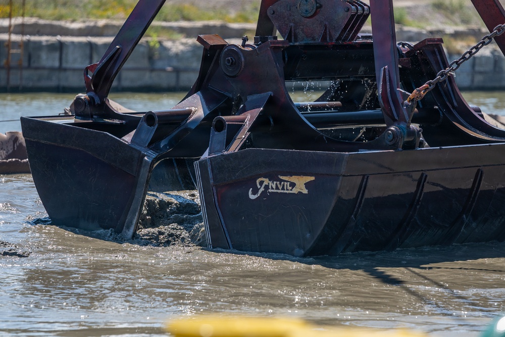 Fairport Harbor Dredging of the Grand River