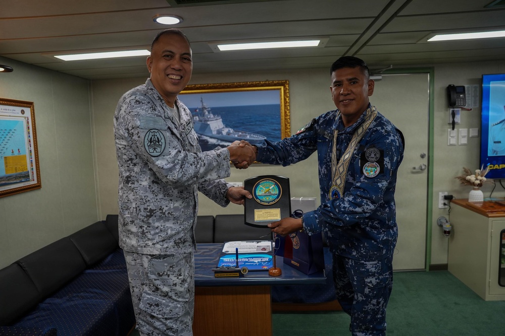 Philippine Navy contingent commander receives a memento from ARM Benito Juarez skipper during RIMPAC 26