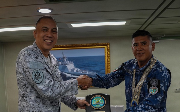 Philippine Navy contingent commander receives a memento from ARM Benito Juarez skipper during RIMPAC 26