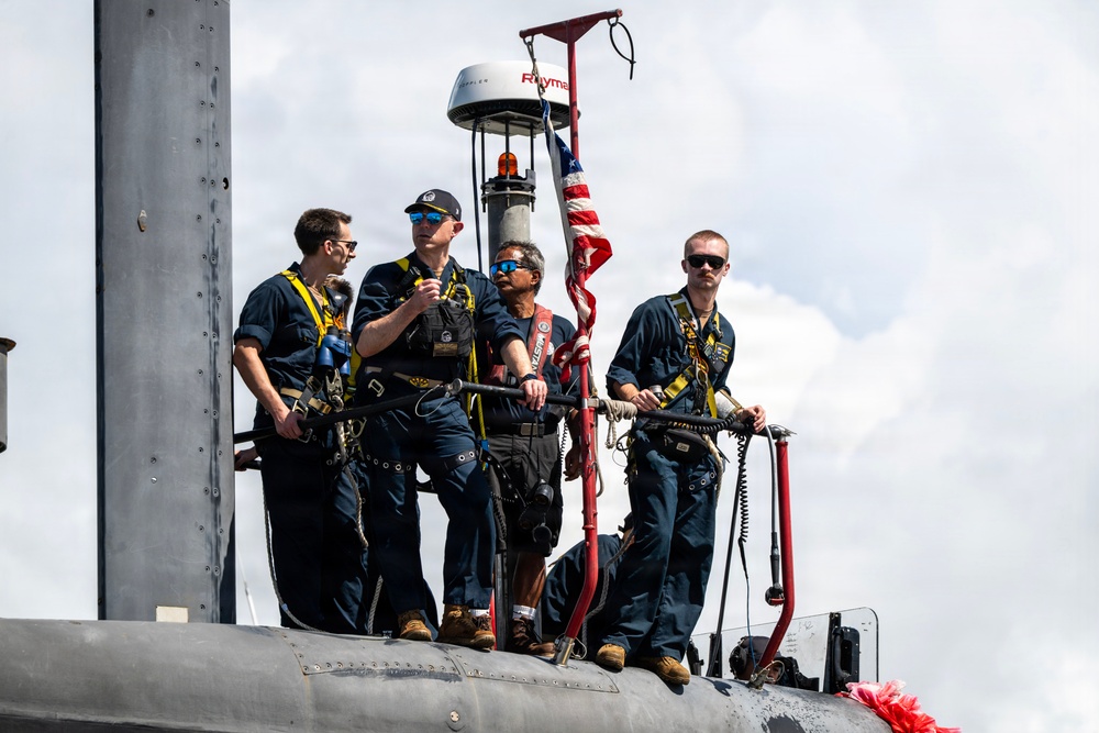 USS Tucson arrives at Naval Base Guam
