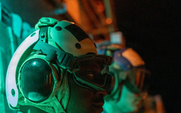 USS Mustin conducts flight operations