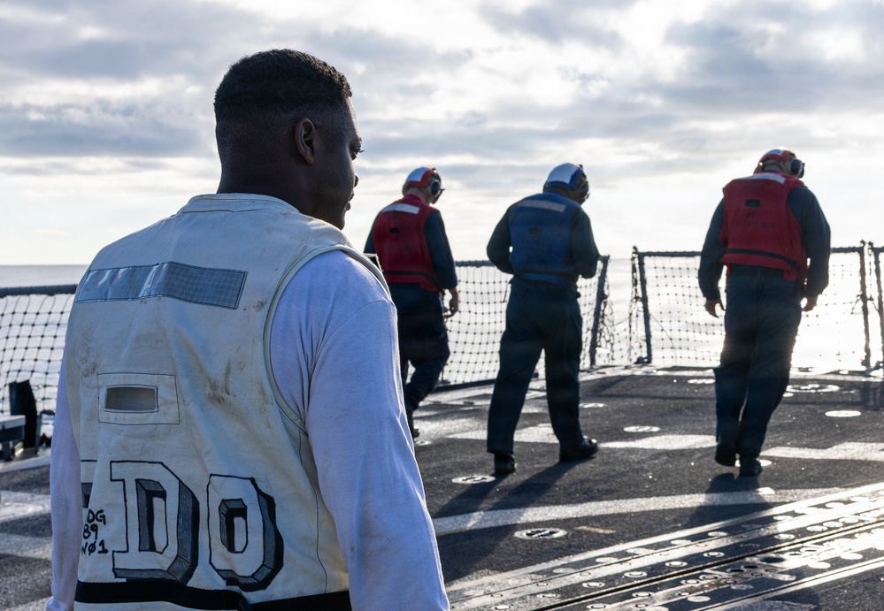 USS Mustin conducts an integrated training team drill