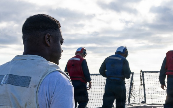 USS Mustin conducts an integrated training team drill