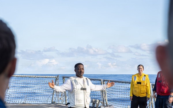 USS Mustin conducts an integrated training team drill