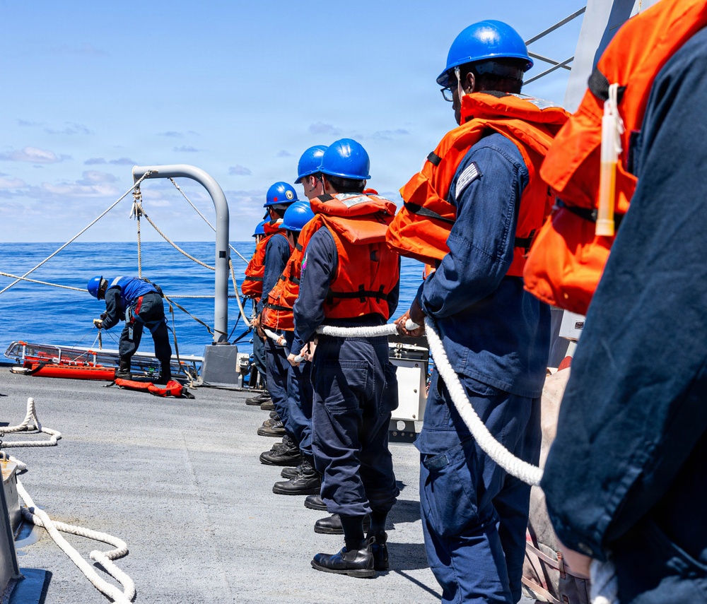 USS Mustin conducts an integrated training team drill