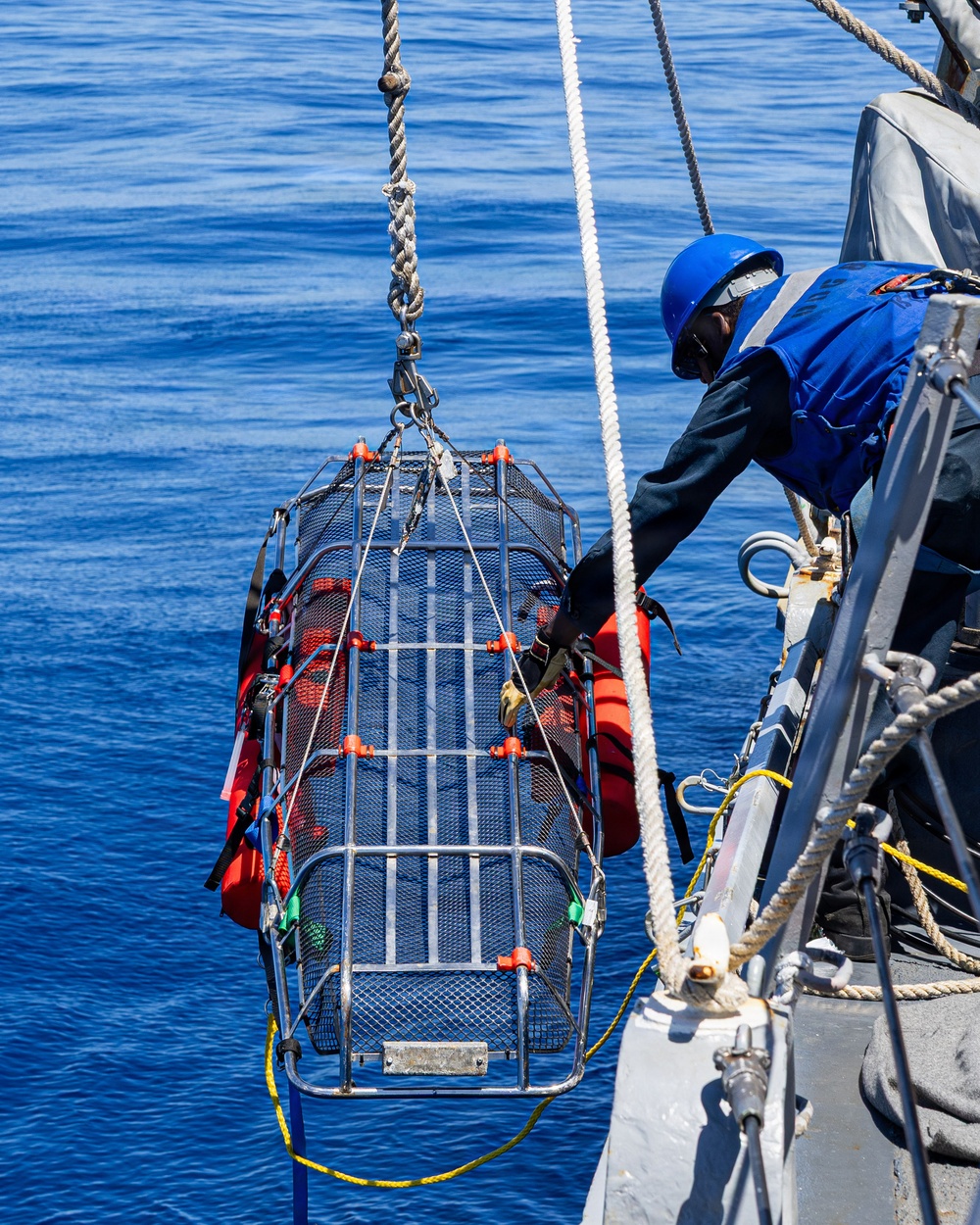 USS Mustin conducts an integrated training team drill