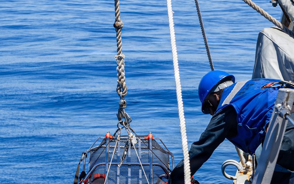 USS Mustin conducts an integrated training team drill