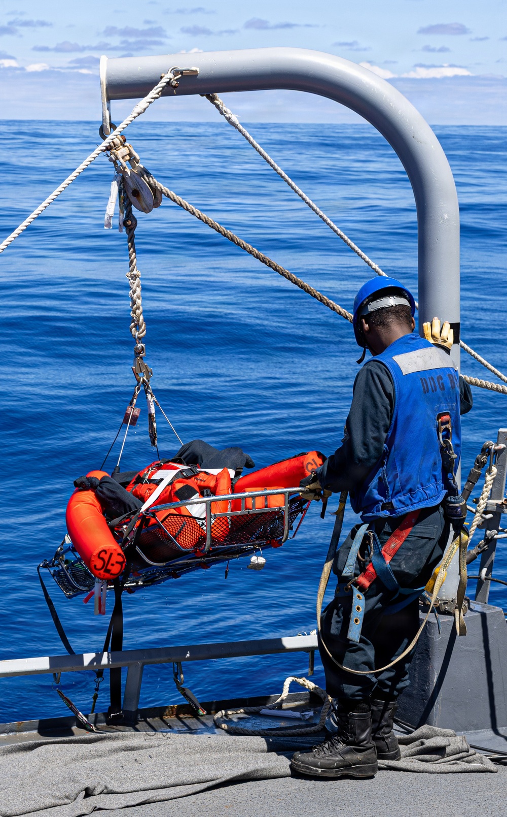USS Mustin conducts an integrated training team drill