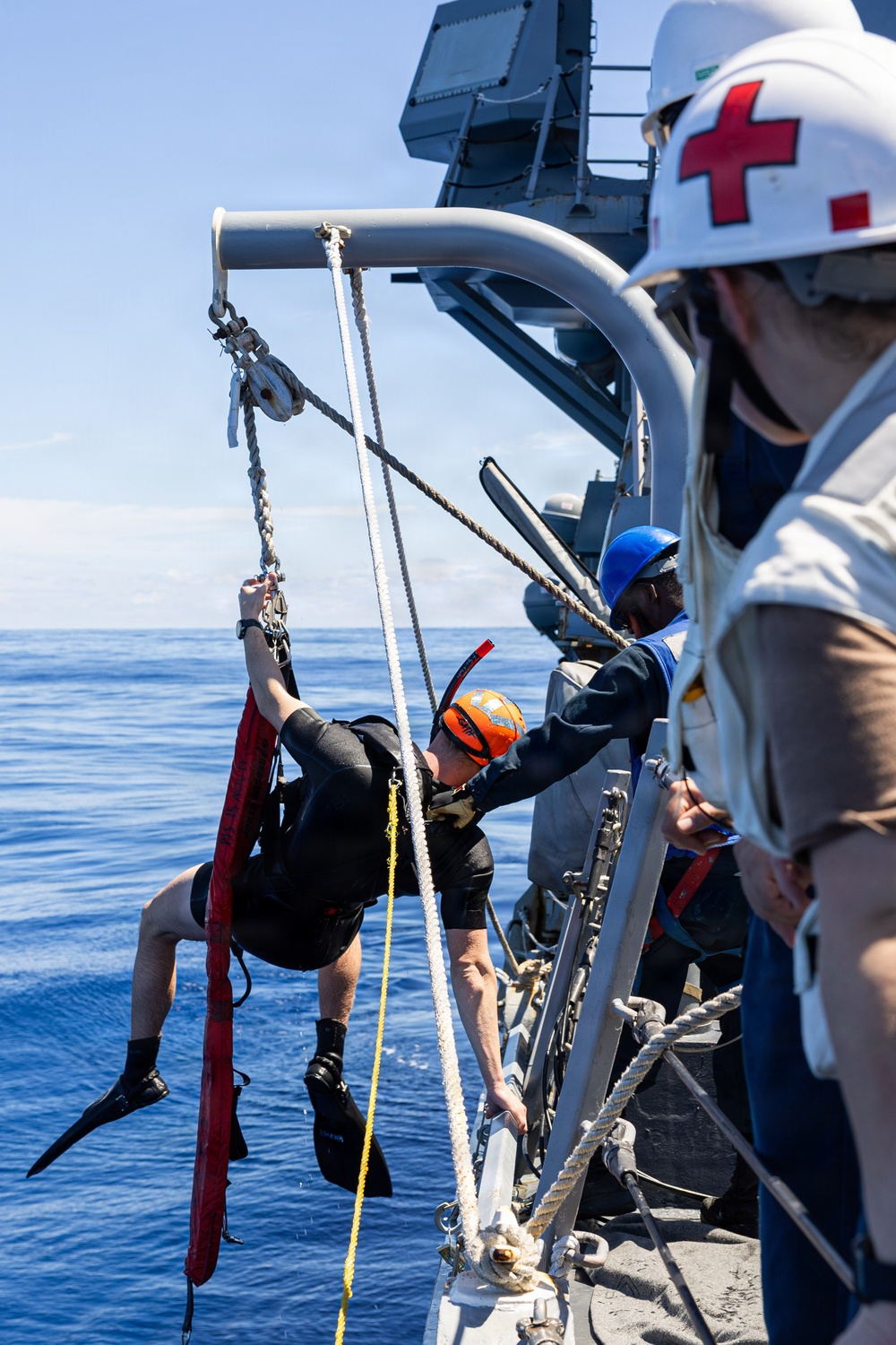 USS Mustin conducts an integrated training team drill