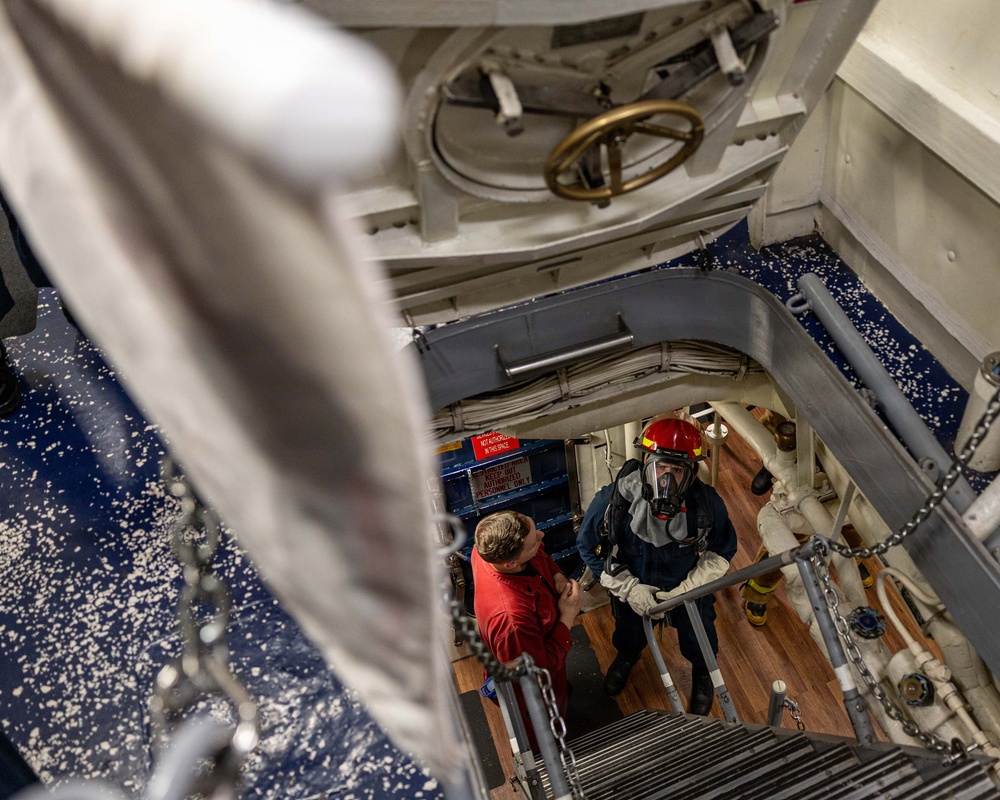 USS Mustin conducts an integrated training team drill