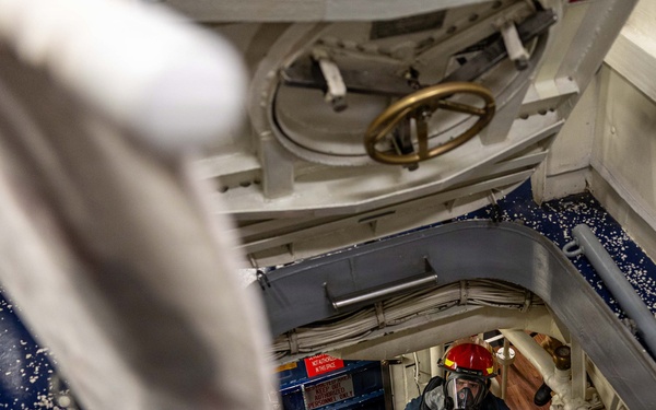 USS Mustin conducts an integrated training team drill