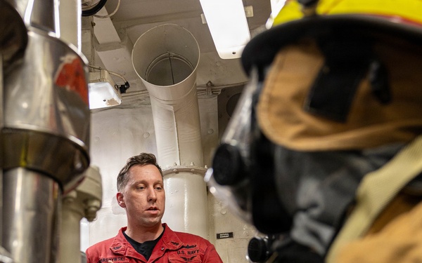 USS Mustin conducts an integrated training team drill