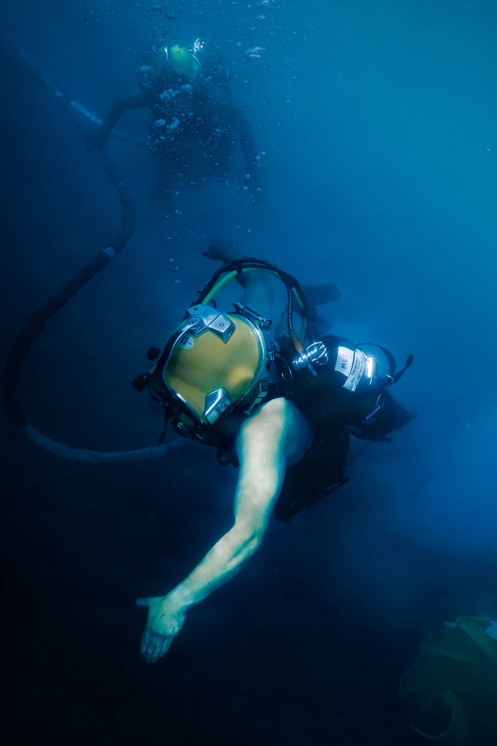 U.S. Navy and Royal New Zealand Navy divers conduct salvage training
