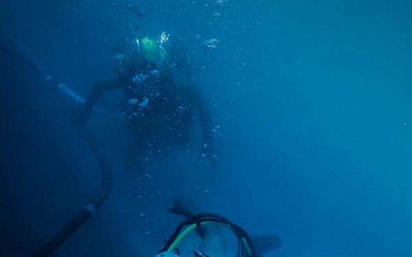 U.S. Navy and Royal New Zealand Navy divers conduct salvage training