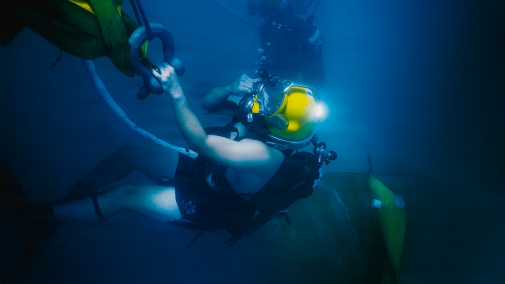 U.S. Navy and Royal New Zealand Navy divers conduct salvage training