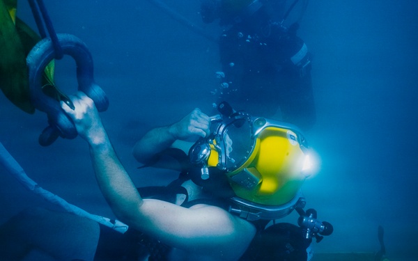 U.S. Navy and Royal New Zealand Navy divers conduct salvage training