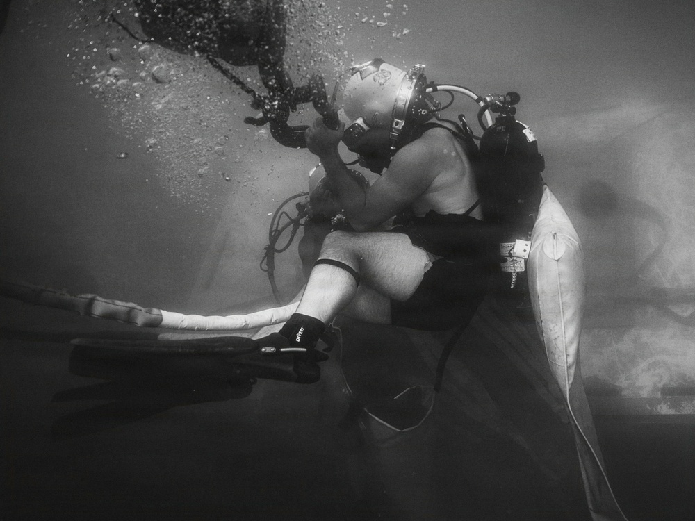 U.S. Navy and Royal New Zealand Navy divers conduct salvage training