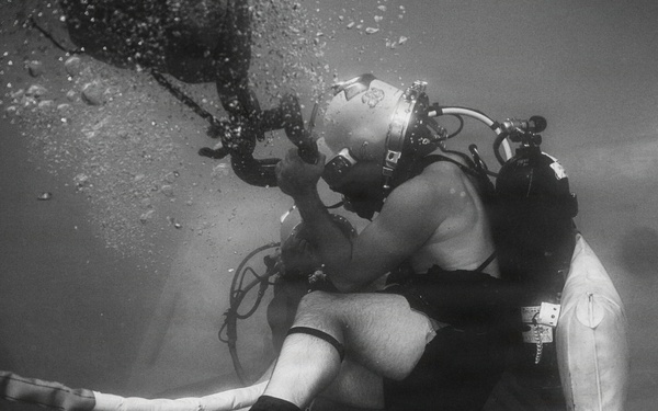 U.S. Navy and Royal New Zealand Navy divers conduct salvage training
