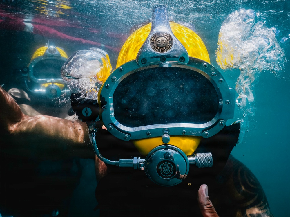 U.S. Navy and Royal New Zealand Navy divers conduct salvage training