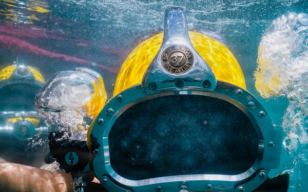 U.S. Navy and Royal New Zealand Navy divers conduct salvage training