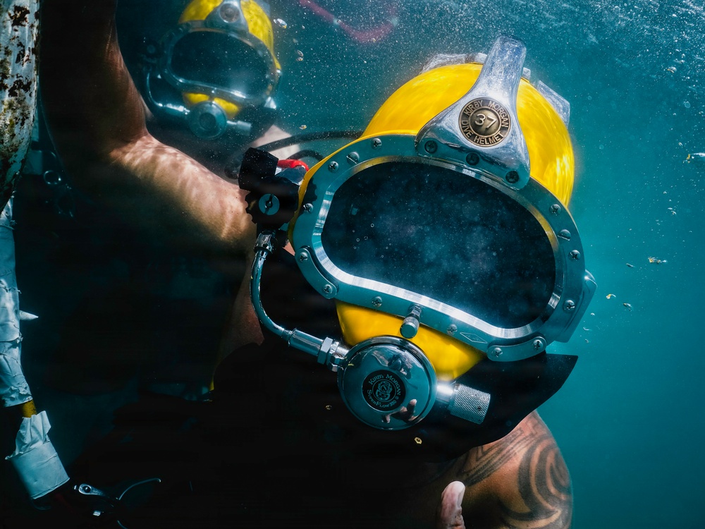 U.S. Navy and Royal New Zealand Navy divers conduct salvage training