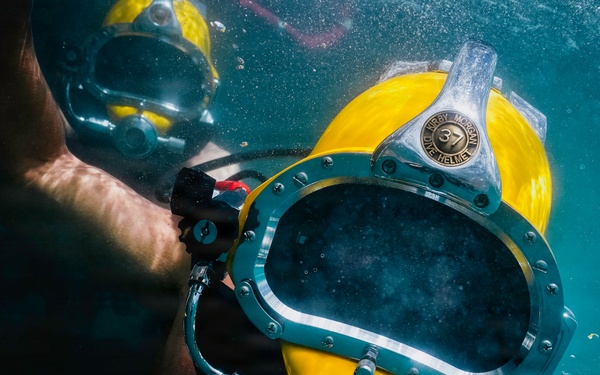 U.S. Navy and Royal New Zealand Navy divers conduct salvage training