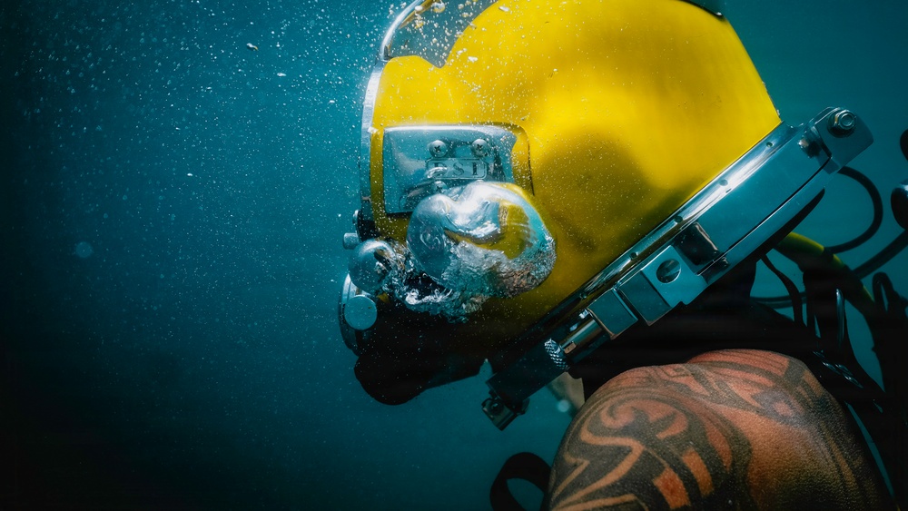 U.S. Navy and Royal New Zealand Navy divers conduct salvage training