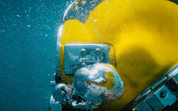 U.S. Navy and Royal New Zealand Navy divers conduct salvage training