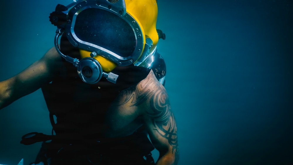 U.S. Navy and Royal New Zealand Navy divers conduct salvage training