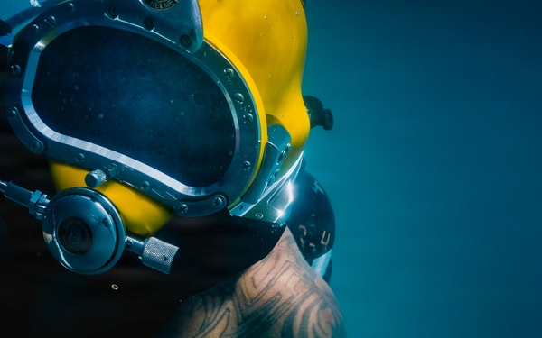 U.S. Navy and Royal New Zealand Navy divers conduct salvage training