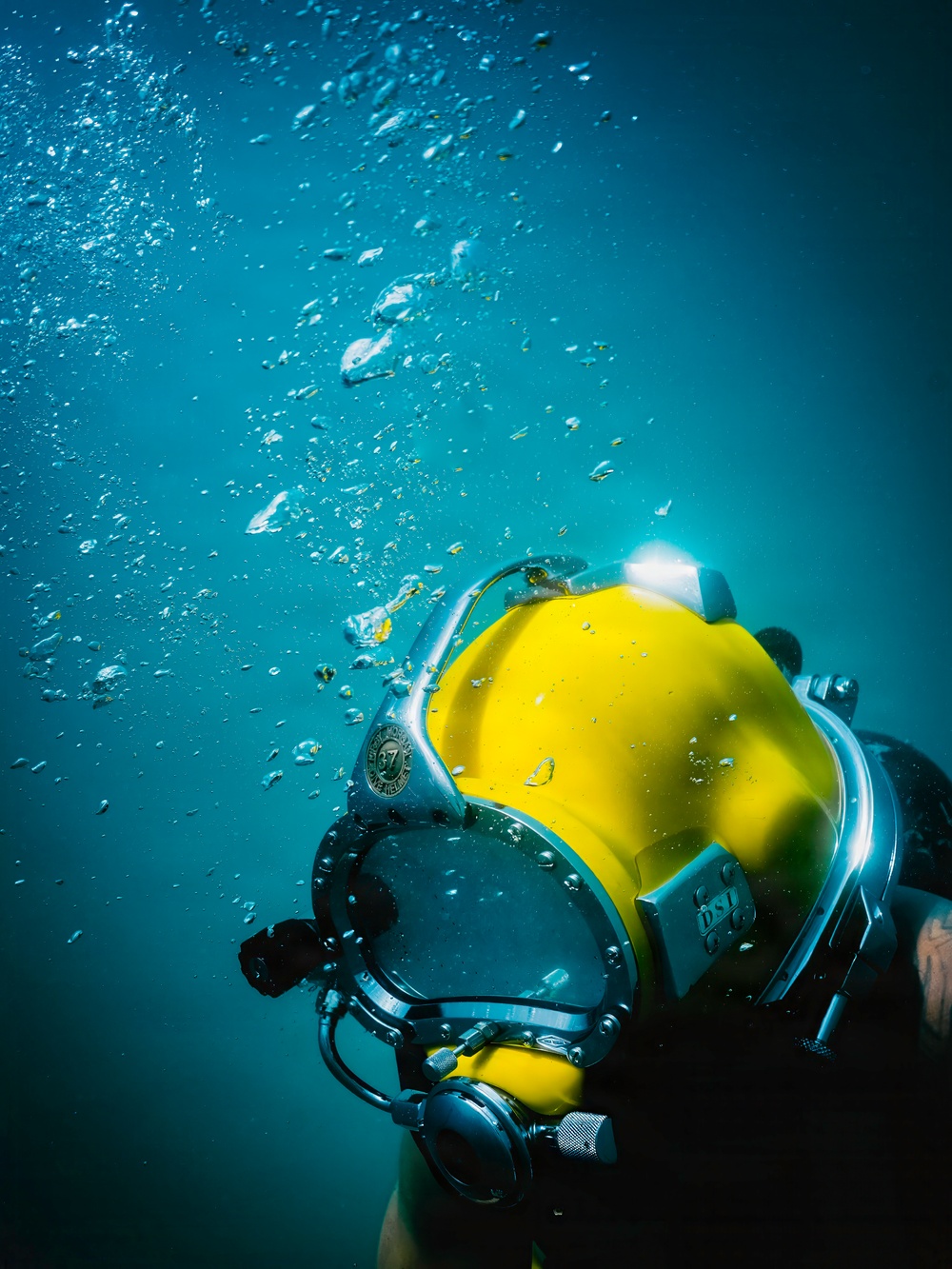 U.S. Navy and Royal New Zealand Navy divers conduct salvage training