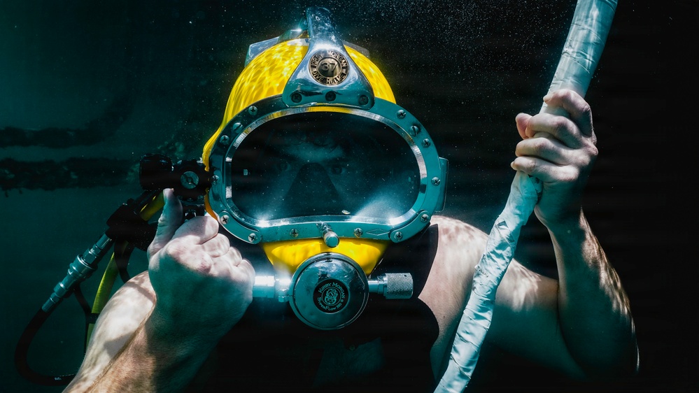 U.S. Navy and Royal New Zealand Navy divers conduct salvage training