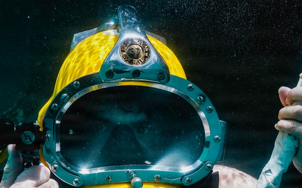 U.S. Navy and Royal New Zealand Navy divers conduct salvage training