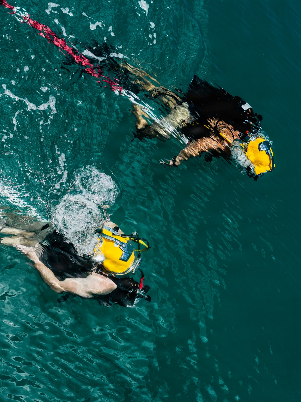U.S. Navy and Royal New Zealand Navy divers conduct salvage training