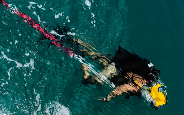 U.S. Navy and Royal New Zealand Navy divers conduct salvage training