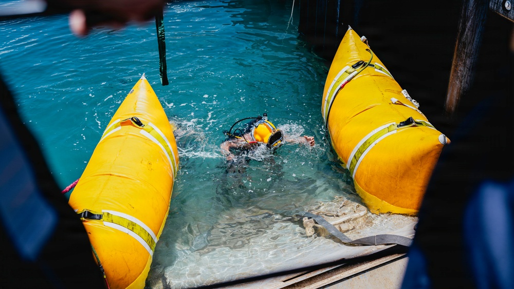 U.S. Navy and Royal New Zealand Navy divers conduct salvage training