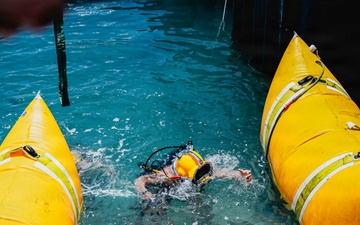 U.S. Navy and Royal New Zealand Navy divers conduct salvage training