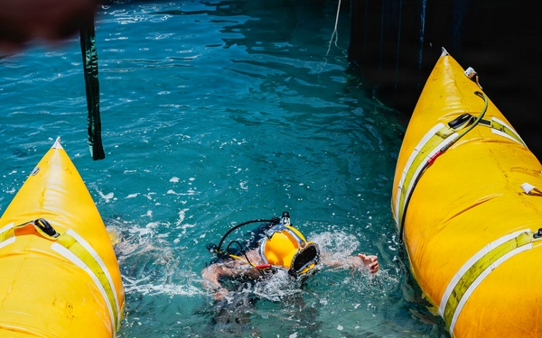 U.S. Navy and Royal New Zealand Navy divers conduct salvage training