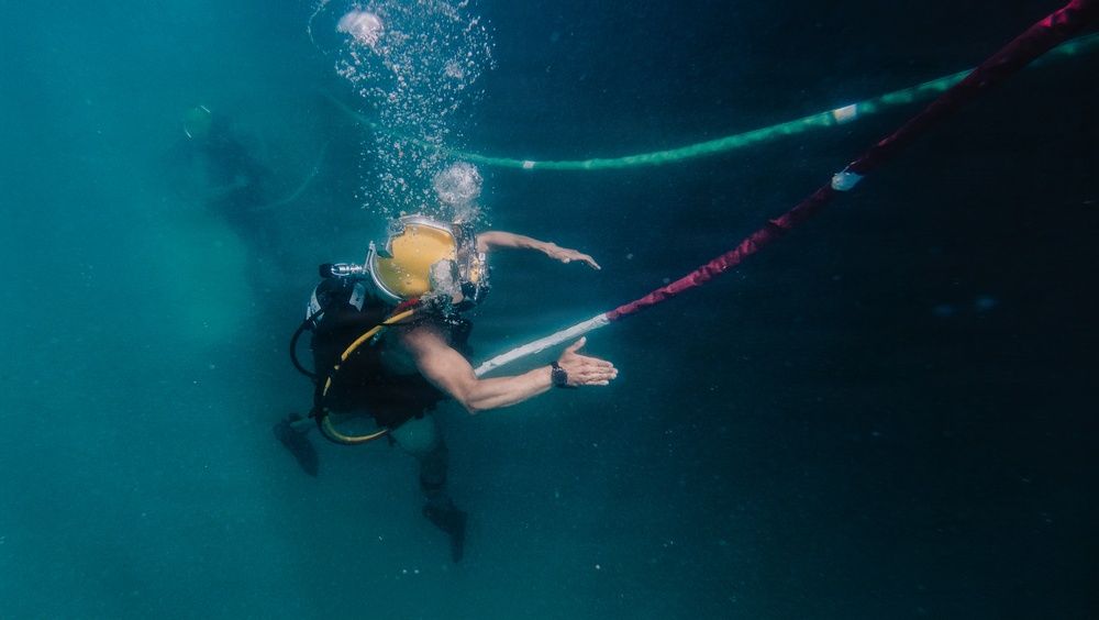 U.S. Navy and Royal New Zealand Navy divers conduct salvage training